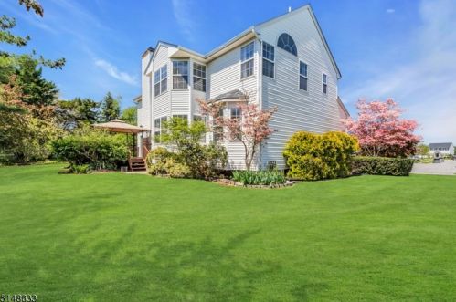 33 Heinrick Way, Bridgewater NJ 08807-5660 exterior