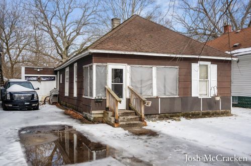 14 Crescent Ave, Meskegon, MI 49444-3033