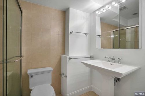 141 Hudson Cv, Edgewater NJ 07020-1480 exterior