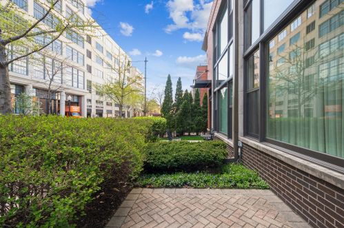 931 Kingsbury St, Chicago IL 60610-7431 exterior