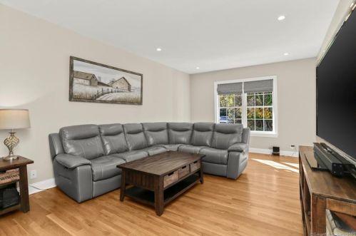 8 Gdn Ln, Westport CT 06880-5316 exterior