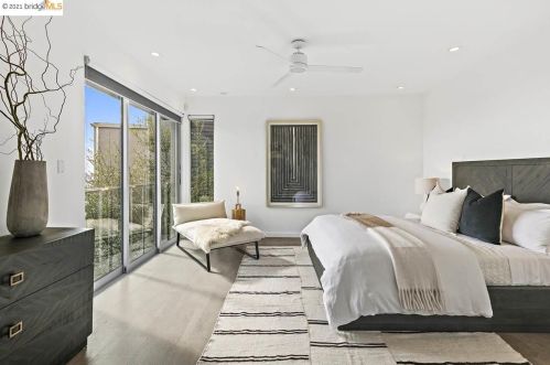 1560 Grand View Dr, Berkeley CA 94705-1637 exterior