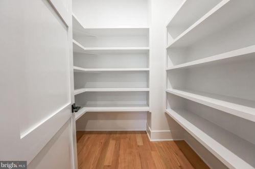 1422 Mayflower Dr, Mc Lean VA 22101-5615 exterior