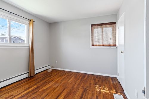 34 Guilford Park Dr, Babylon NY 11704-7928 exterior