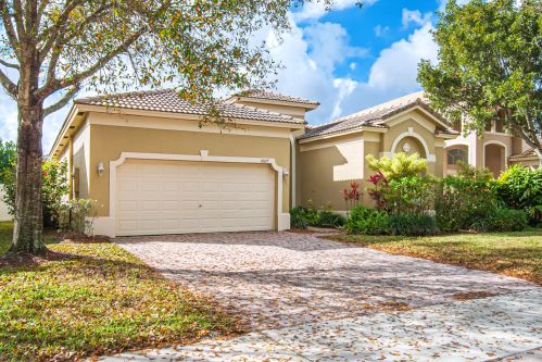 6017 Spring Lake Ter, Fort Pierce, FL 34951-3108