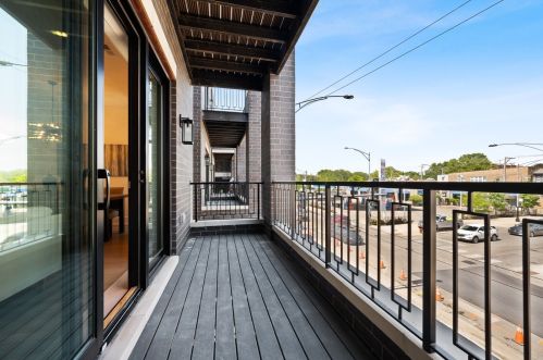 2759 Lawrence Ave, Chicago IL  60625-3703 exterior