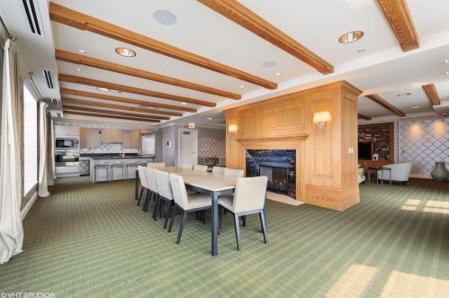 10 Delaware Pl, Chicago IL 60611-1690 exterior