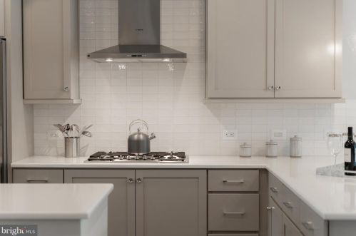 10260 Grosvenor Pl, Rockville MD 20852 exterior