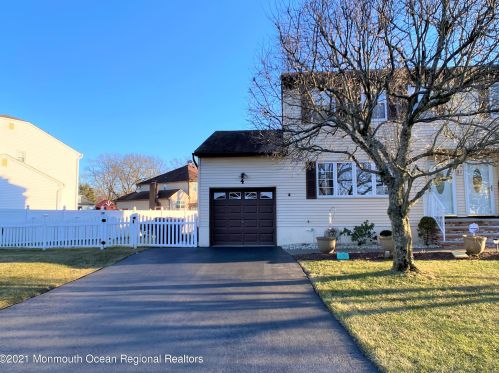 4 Bonnie Dr, Middletown, NJ 07748-5108