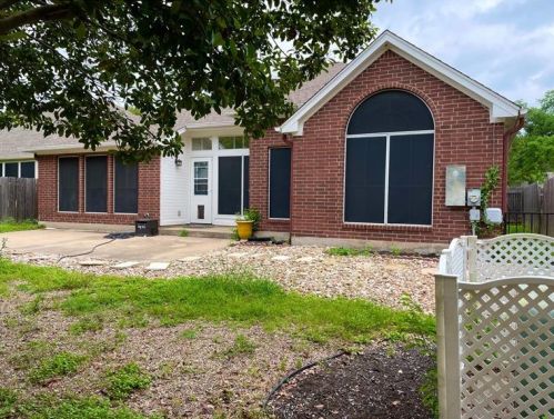 1609 Dapplegrey Ln, Austin TX  78727-4571 exterior