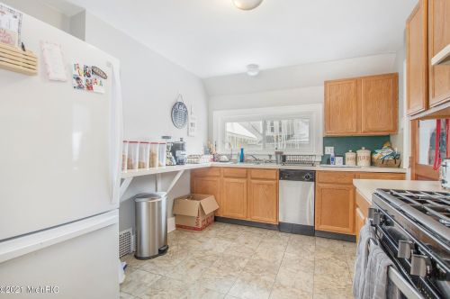 1302 Wealthy St, Grand Rapids MI 49506-2562 exterior