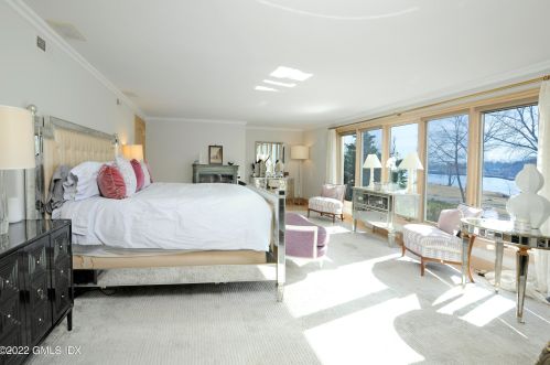 33 Mdw Wood Dr, Greenwich CT 06830-7023 exterior