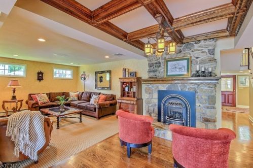 31 Elba Ave, Hopatcong, NJ 07843-1850