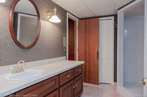 5394 Abbey Rd, Rochester MI 48307-2400 exterior