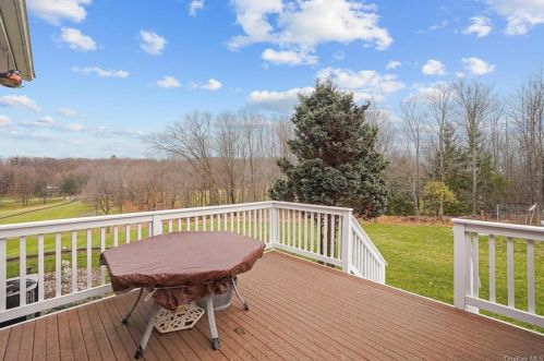 339 Clove Rd, Monroe NY 10950-4754 exterior