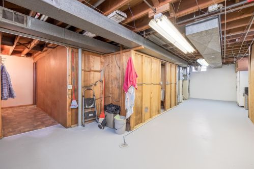 8236 Grantosa Dr, Milwaukee WI 53218-3628 exterior