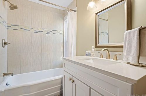 304 Autumn St, Manchester CT  06040-5556 exterior