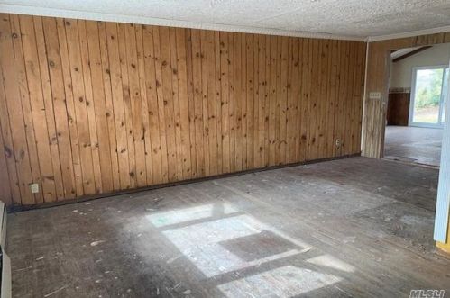 39 Ash St, Central Islip NY 11722-3828 exterior