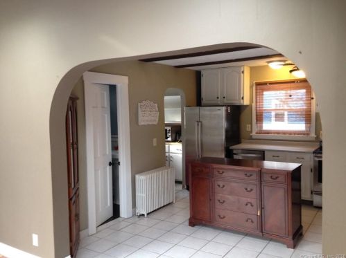 87 St, Windsor CT 06095-2408 exterior