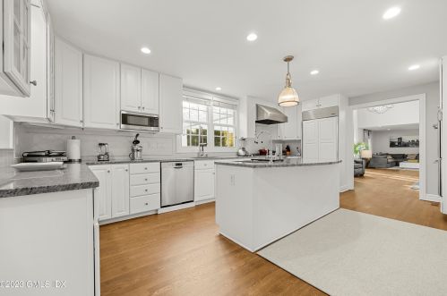 17 Rustic Vw Rd, Greenwich CT 06830-4014 exterior