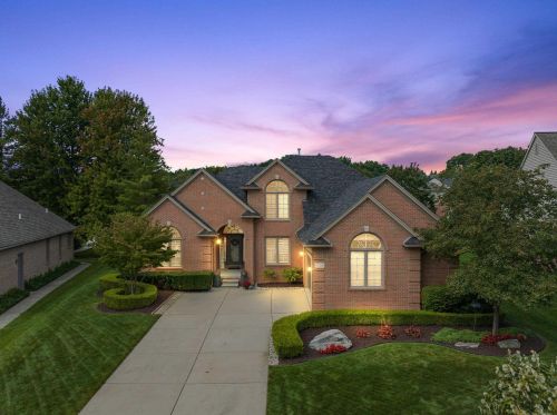 1039 Bloomview Cir, Rochester, MI 48307-1728