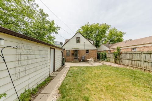 8930 Lincoln Ave, Milwaukee WI 53207-1711 exterior