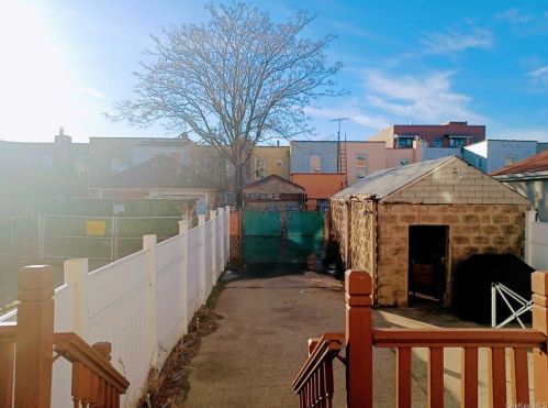 2739 Holland Ave, Bronx NY 10467-8304 exterior