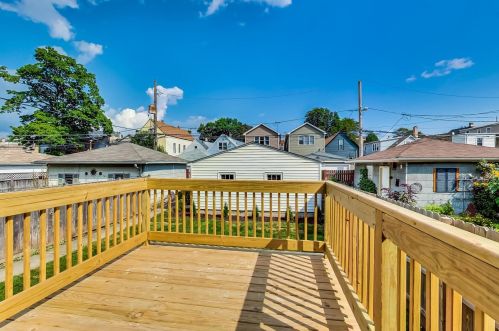 2830 Barry Ave, Chicago IL  60618-7016 exterior