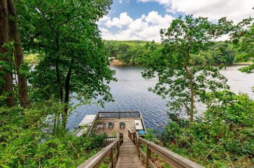 236 Roosevelt Dr, Seymour, CT 06483-2118