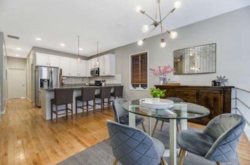 2106 Erie St, Chicago, IL 60612-1320