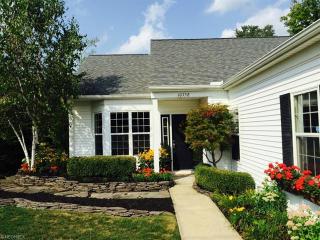 10758 Crossings Dr, Aurora, OH 44202-8124