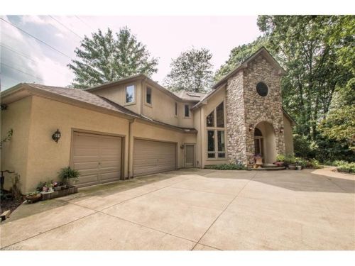 5000 Valley Woods Dr, Cleveland, OH 44131-5252