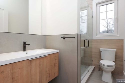 69 Grandview Ave, Upper Saddle River NJ 07458-2127 exterior