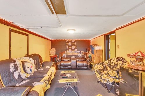 550 Dixie Dr, Pittsburgh PA 15235-4528 exterior