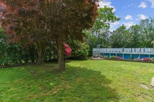 10 Beacon Ter, Middletown RI 02842-4808 exterior