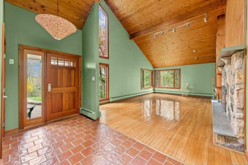 64 Whippoorwill Rd, Armonk, NY 10504-1107