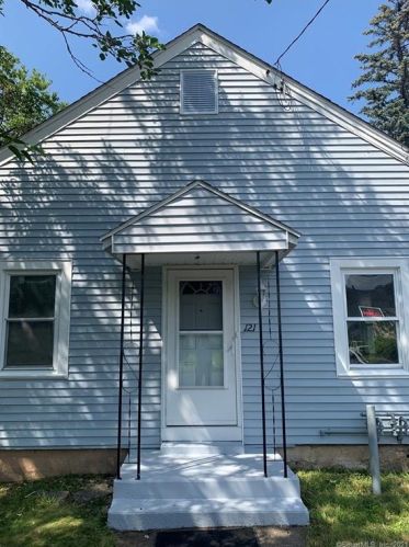 121 Barber St, Windsor CT  06095-4416 exterior