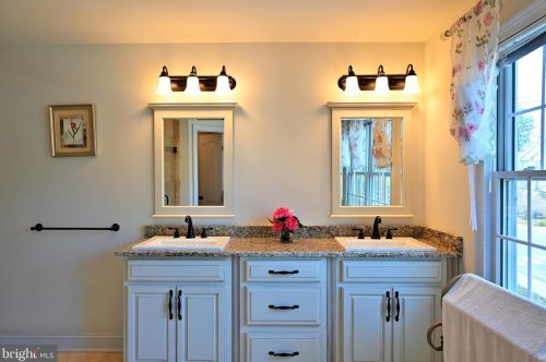 87 Leavitt Ln, Princeton NJ 08540-3921 exterior