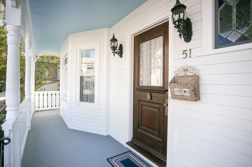 51 Hammond St, Middletown, RI 02840-4034