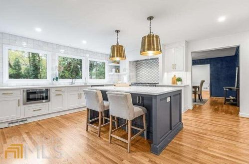 6160 Heards Creek Dr, Atlanta GA  30328-3635 exterior