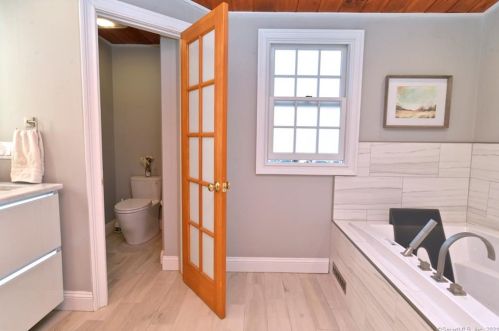 668 Ridgebury Rd, Ridgefield CT 06877-1117 exterior