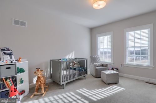 453 Delp Rd, Lancaster PA 17601-2915 exterior