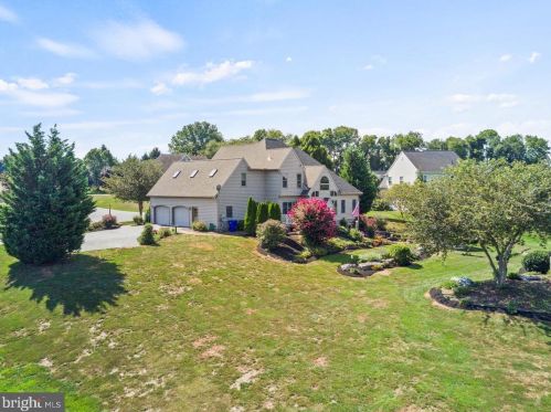 300 Country Mdw Dr, Lancaster PA 17602-1481 exterior