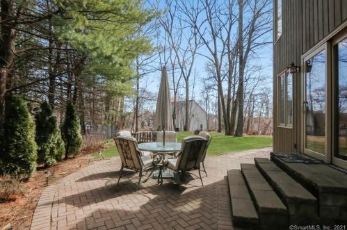 2 Deepwood Dr, Farmington CT 06032-1147 exterior