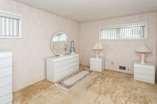 37 Cross Bow Ln, Commack NY 11725-1205 exterior