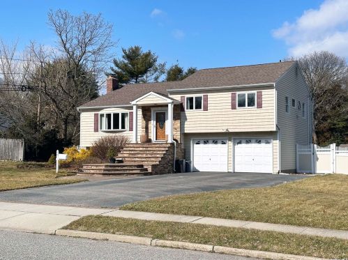 4 Cutchogue Ln, Commack NY  11725-4207 exterior