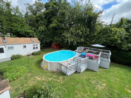 12 Cedarwood Dr, Huntington Station NY 11746-1305 exterior