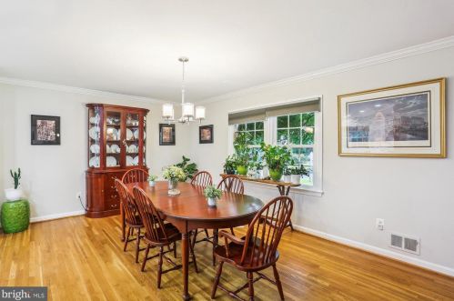 18052 Ml Crk Dr, Rockville MD 20855-1000 exterior