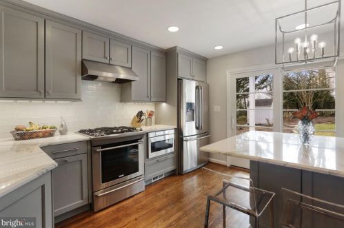 804 Enderby Dr, Alexandria VA 22302-2224 exterior