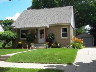 5922 34th St, Milwaukee, WI 53221-4726